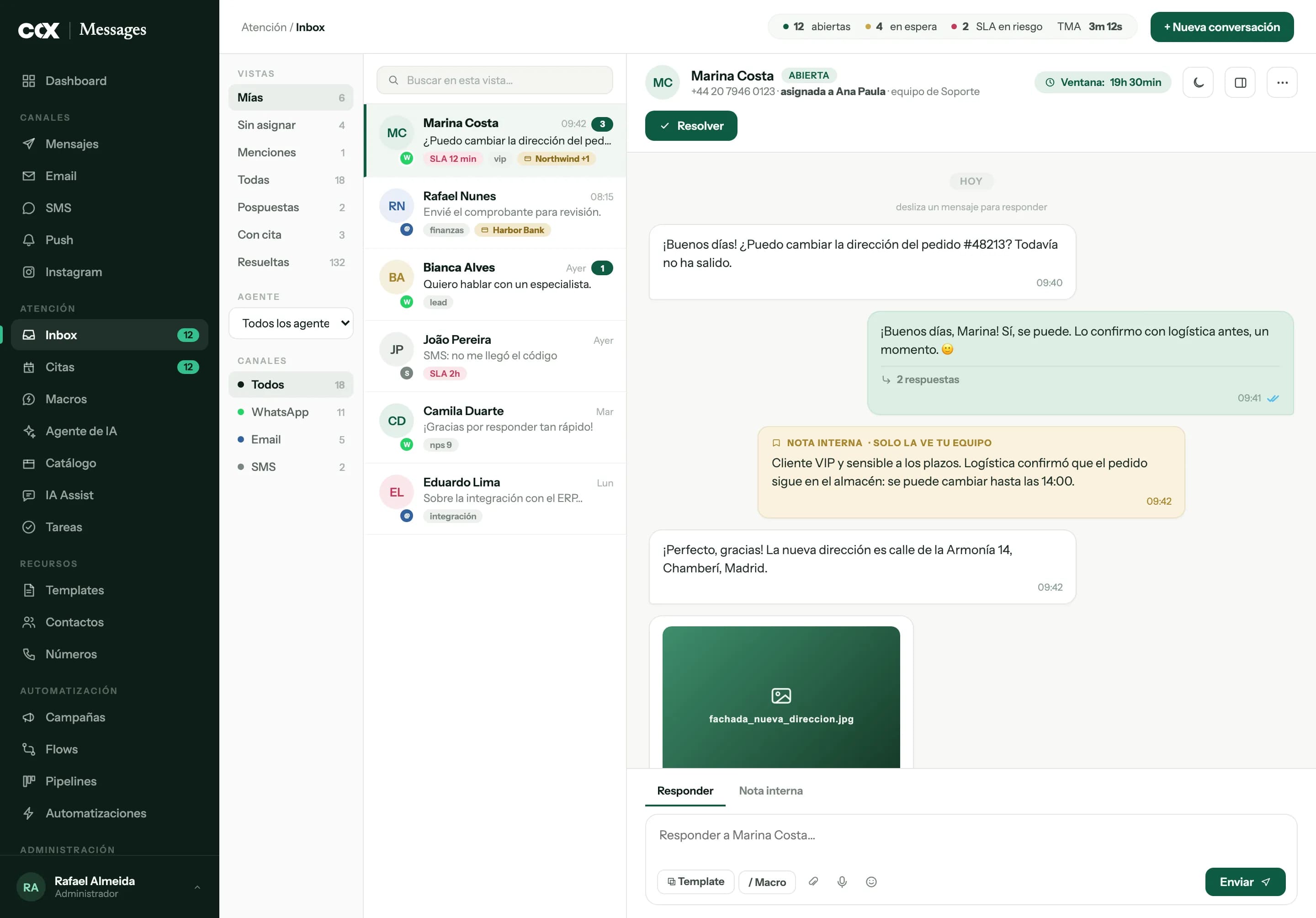 La bandeja de CCX Messages en un iPad: las vistas de la cola, la lista de conversaciones y una conversación de WhatsApp abierta